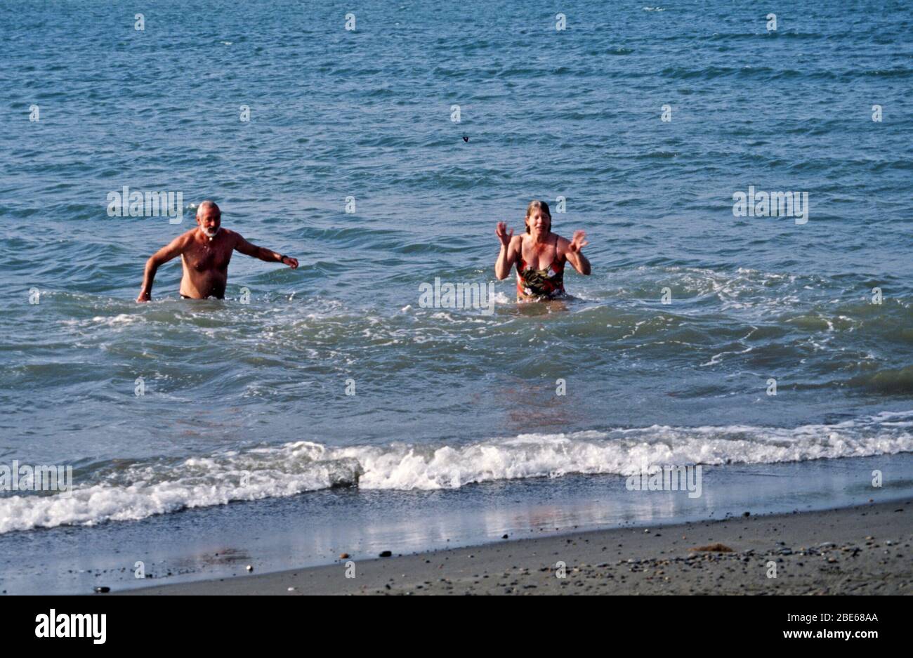 Deux personnes âgées bravement piquer une tête dans l'océan Arctique lors d'une journée d'été à Barrow, en Alaska, aux États-Unis Banque D'Images