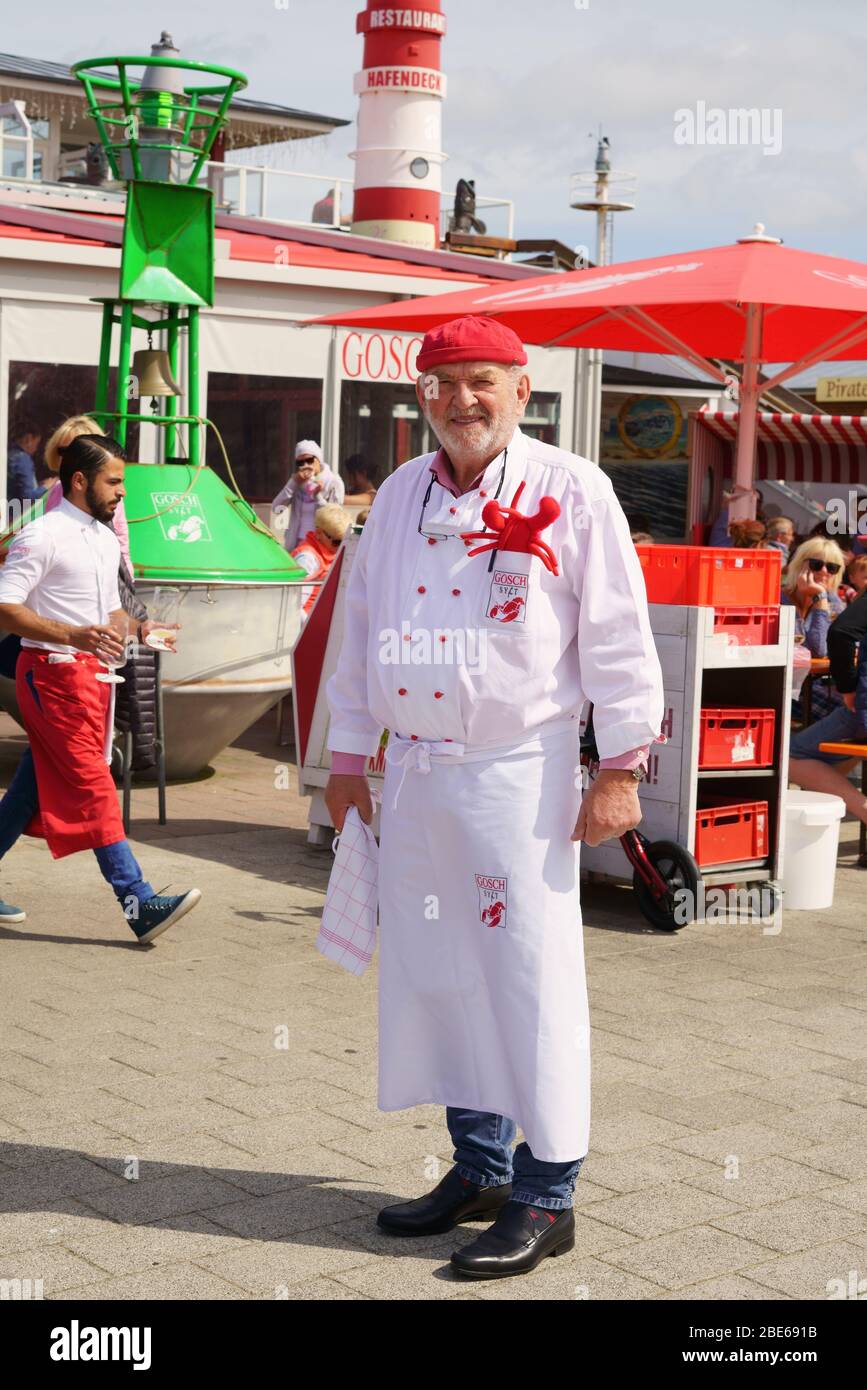 Entrepreneur allemand, propriétaire de restaurant et poissonnier Jürgen Gosch devant son restaurant de fruits de mer à List, sur l'île de Sylt, Allemagne. Banque D'Images