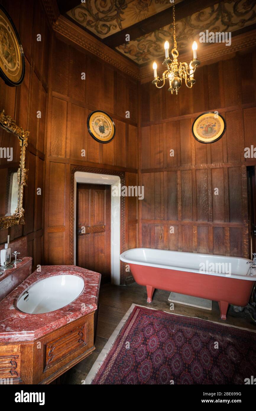 Salle de bains avec lambris en bois, lavabo en marbre et baignoire à pieds en griffe, Falkland Castle, demeure de Mary Queen of Scots, Falkland, Fife, Écosse, Royaume-Uni Banque D'Images