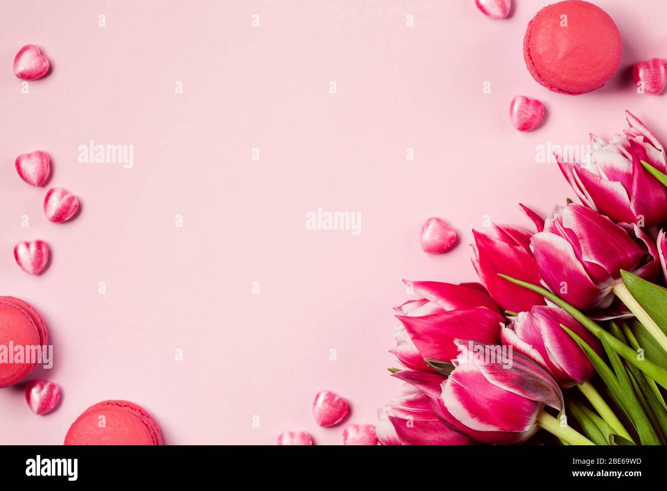 Bouquet de fleurs de tulipes roses sur table de pinkish. Bonne Saint Valentin fond rose monochrome. Concept de la fête des mères. Espace de copie Banque D'Images
