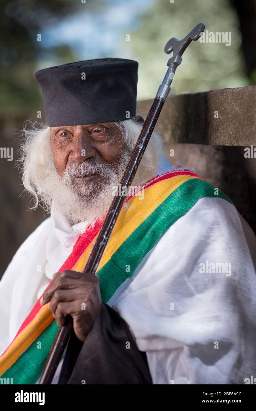 ABA Wolde Tensae dans des jardins extérieurs abritant du personnel, une église orthodoxe éthiopienne Tewahedo moine, Debre Libanose Monastère, Ethiopie, Afrique. Banque D'Images