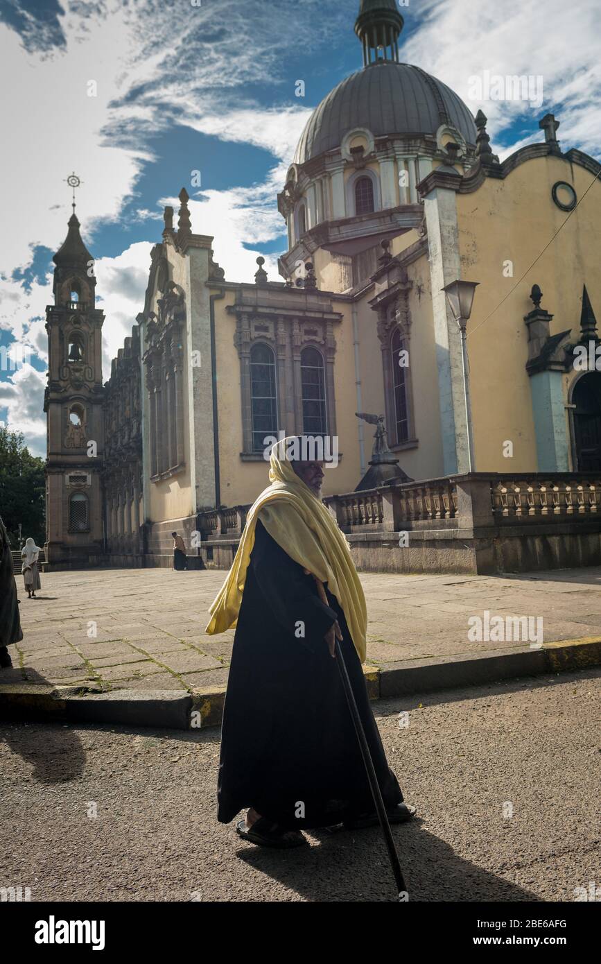 Les moines de l'église éthiopienne orthodoxe Tewahedo se promènent dans la cathédrale de la Sainte Trinité, Addis-Abeba, Ethiopie, Afrique. Banque D'Images