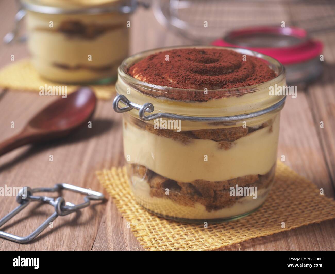 Dessert Tiramisu classique italien sur un pot en verre ouvert. Composition rustique Banque D'Images