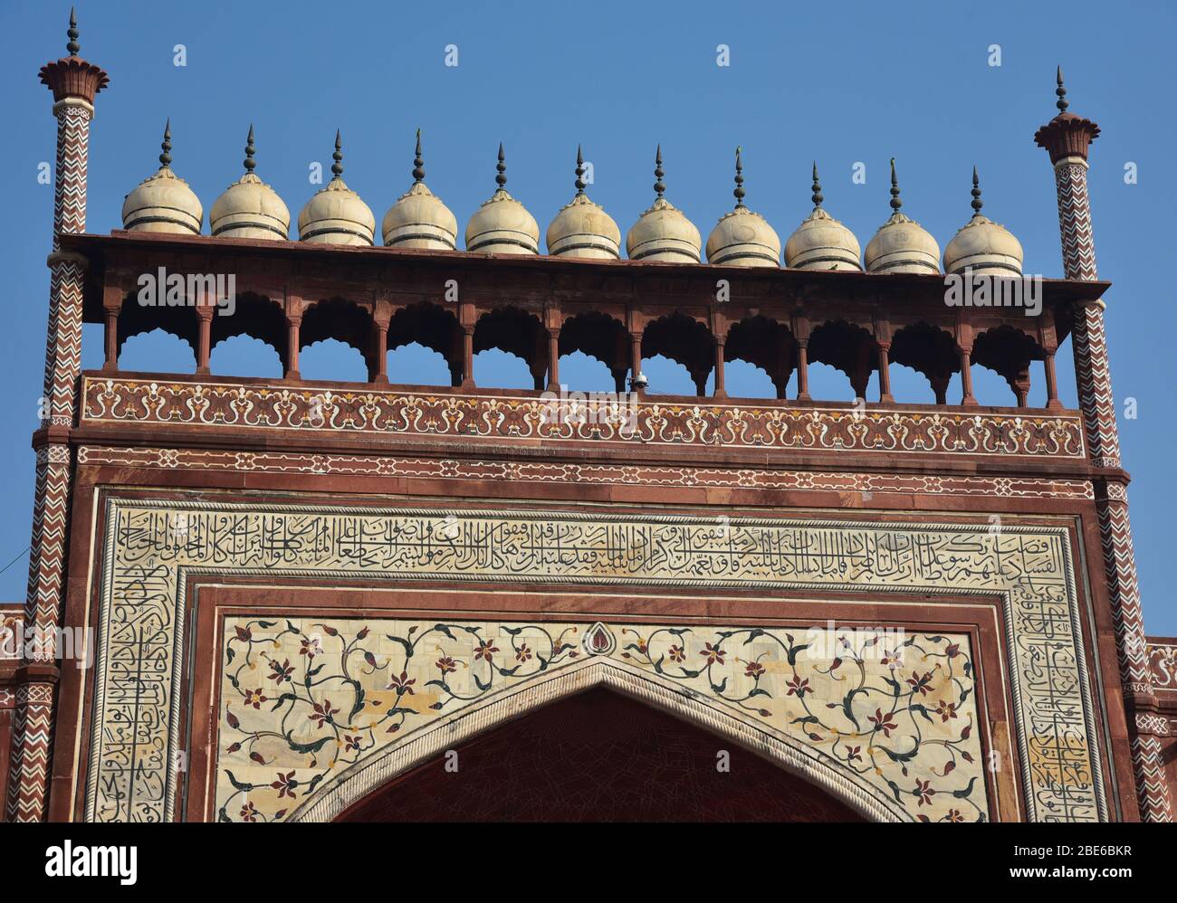 Détail chhatris décoratif de la Grande porte, Darwaza-i rauza, du complexe Taj Mahal, entrée de porte sud, Uttar Pradesh, Inde, Asie. Banque D'Images