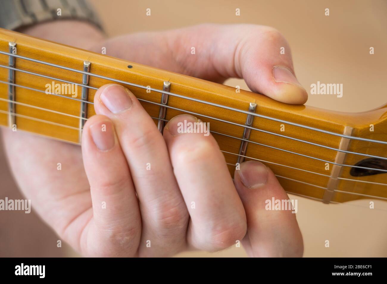 Jouer / démontrer / montrer un accord C sur une guitare électrique  téléaster de joueur moderne d'aile avec un seul morceau de cou d'érable et  de fretboard Photo Stock - Alamy