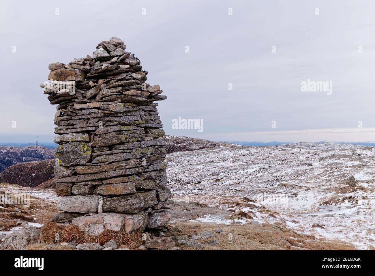 Marqueur de sommet, marqueur de pierre, cairn de rock à gauche sur le chemin de la randonnée de Vidden entre le mont Ulriken et le mont Fløyen, Bergen, Norvège, Scandinavie, Banque D'Images