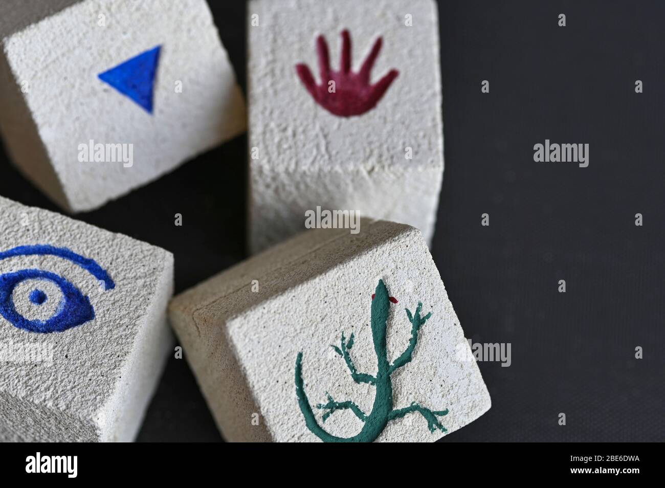 Gros plan de cubes de granit blanc avec dessins Banque D'Images