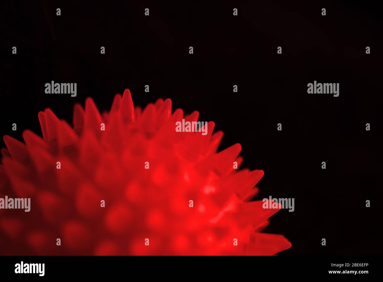 Cellule unique de virus covid-19 de la grippe sur fond noir isolée. Coronavirus Covid-19 contexte. Concept médical Banque D'Images