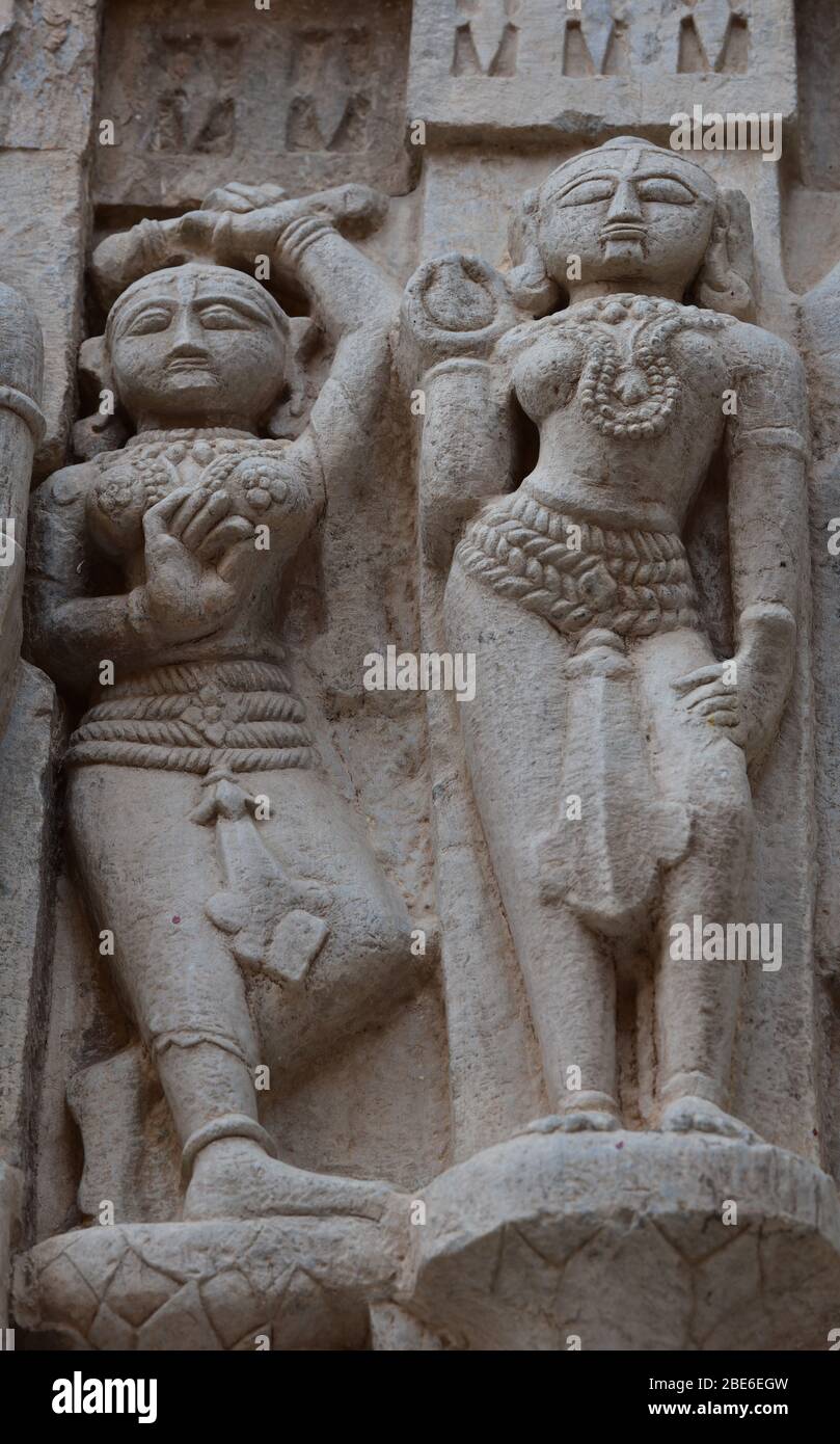 Pose de sculptures femelles sculptées dans les murs extérieurs du temple Jagdish très orné de Vishnu, Udaipur, Rajasthan, Inde, Asie. Banque D'Images