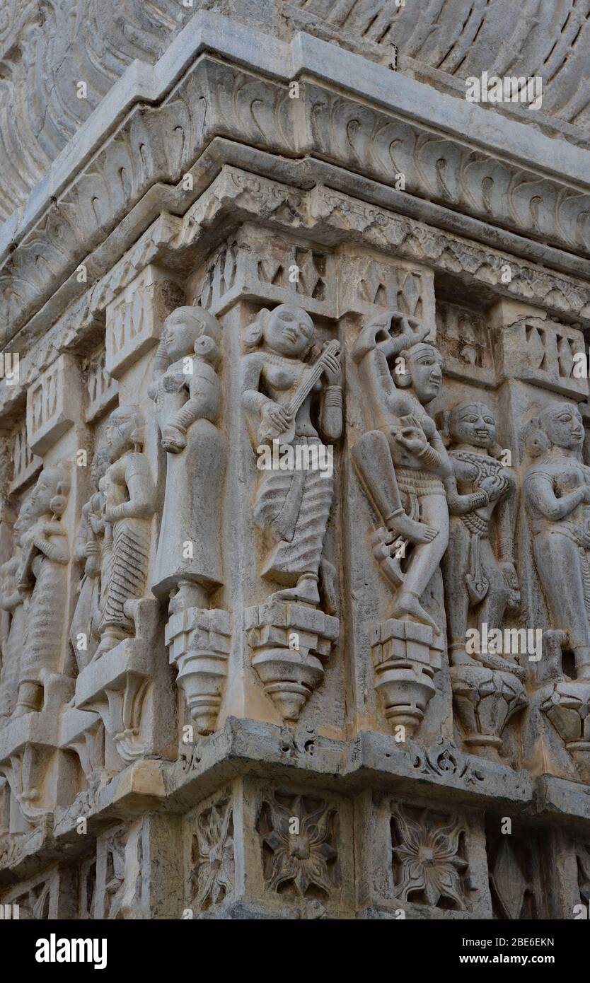 Statuaire de musiciens dansants féminins sculptés dans les murs du temple Jagdish de Vishnu, Udaipur, Rajasthan, Inde, Asie. Banque D'Images