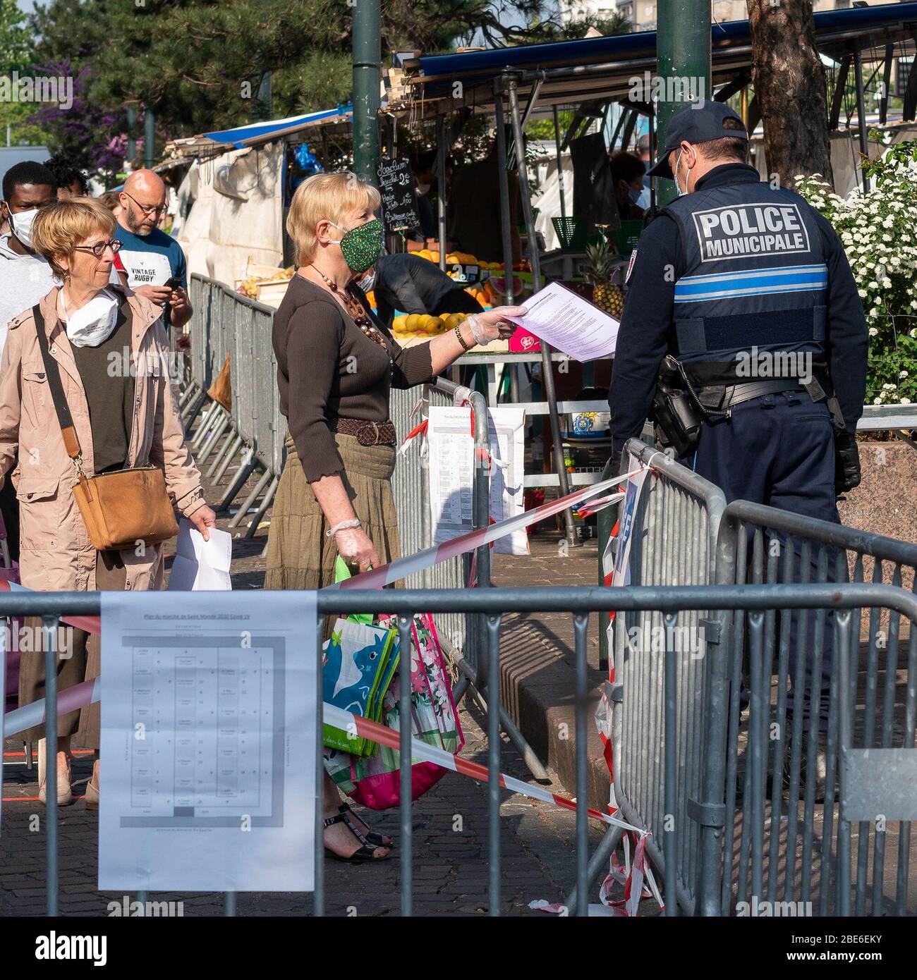 Paris, Paris, France. 12 avril 2020. La police contrôle ensuite le lavage des mains pour accéder au marché de la commune de Saint-Mande situé à quelques mètres de Paris crédit: Eric Bromme/TheNEWS2/ZUMA Wire/Alay Live News Banque D'Images