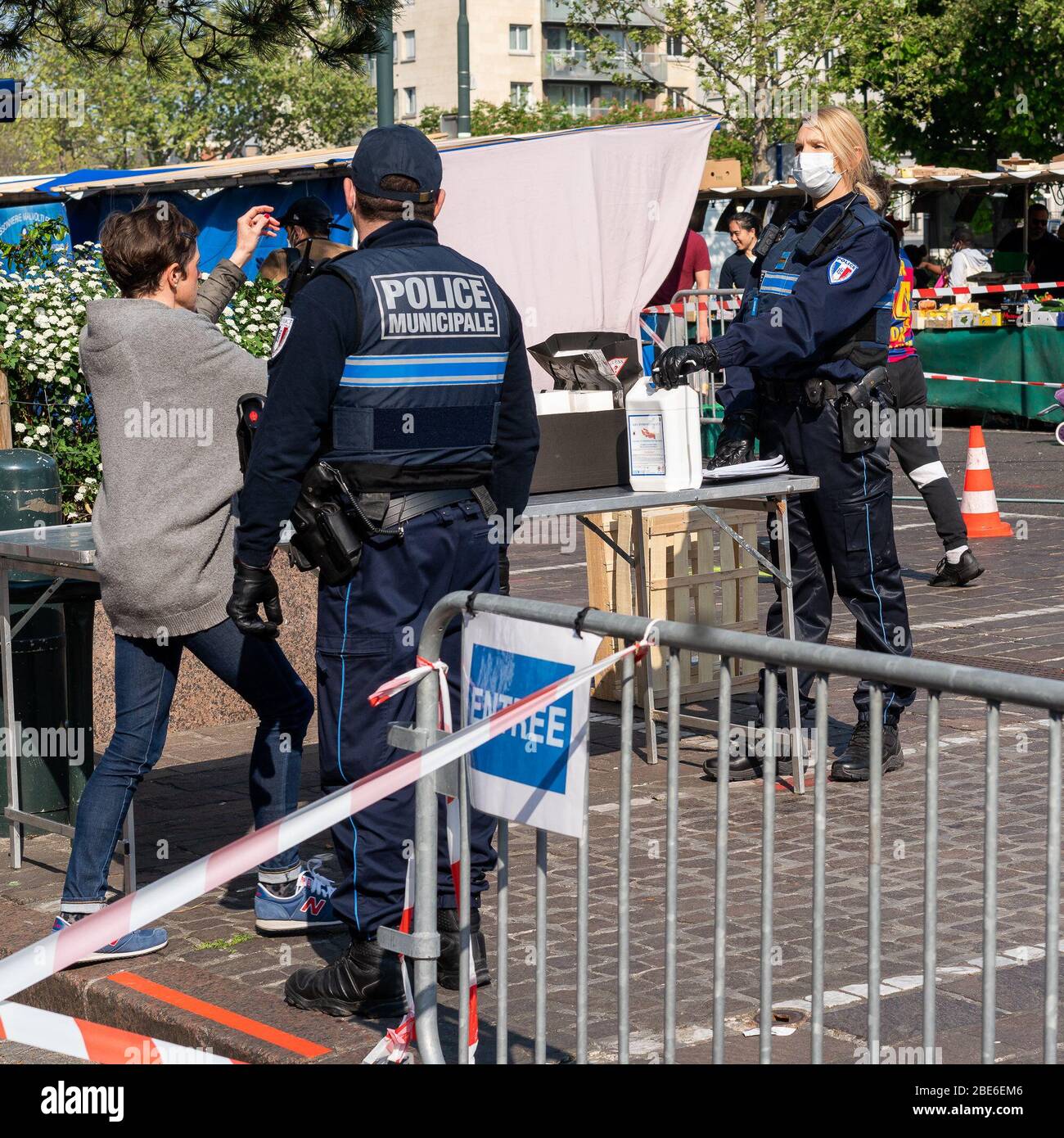 Paris, Paris, France. 12 avril 2020. La police contrôle ensuite le lavage des mains pour accéder au marché de la commune de Saint-Mande situé à quelques mètres de Paris crédit: Eric Bromme/TheNEWS2/ZUMA Wire/Alay Live News Banque D'Images