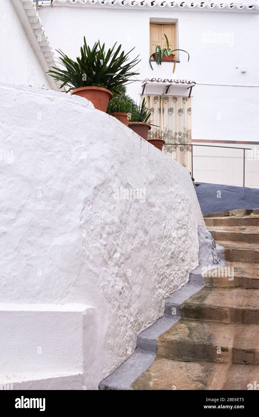 Rue andalouse typique à Guaro, villes blanches de Malaga. Espagne Banque D'Images