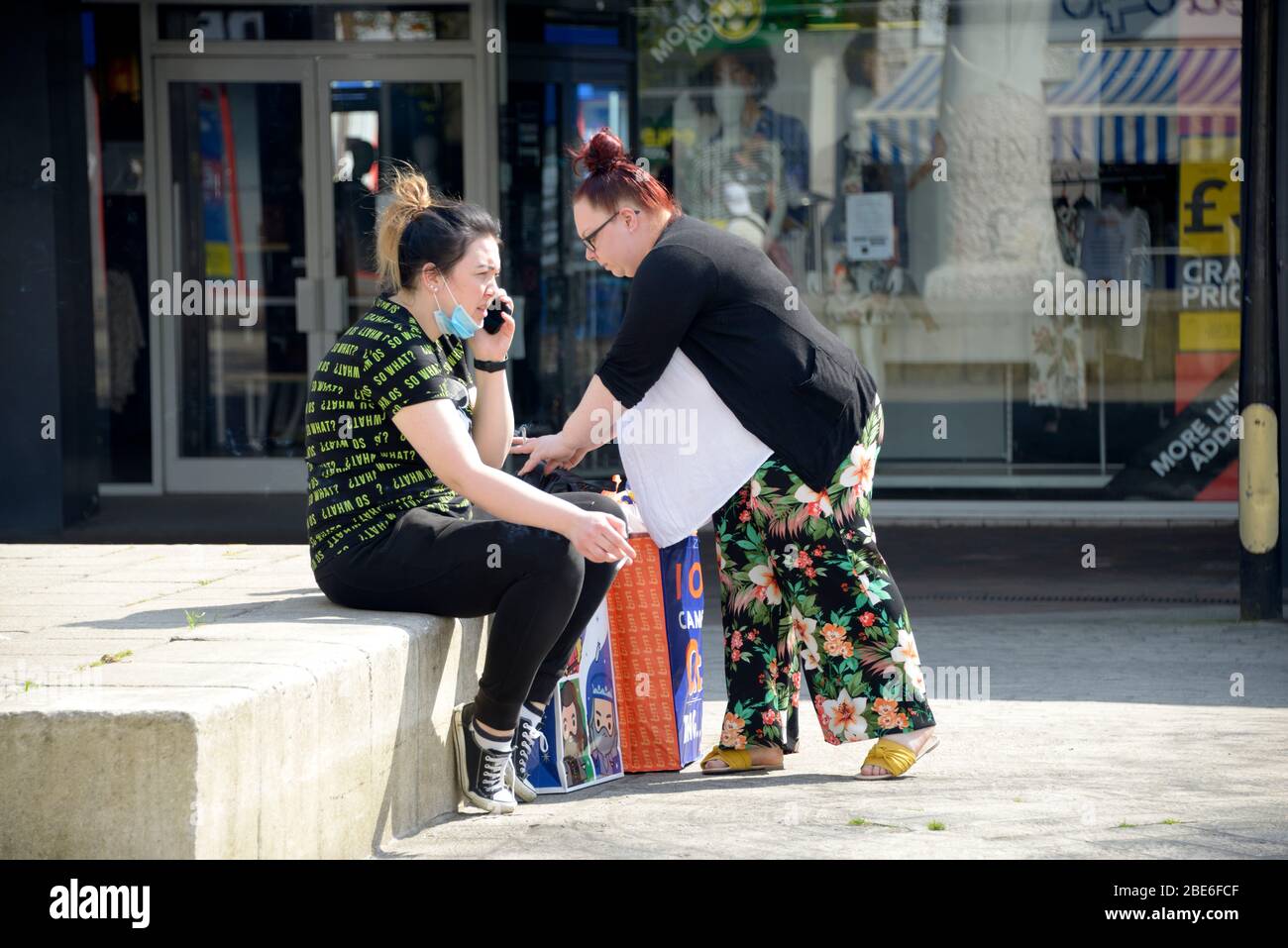 Deux femmes discutant, pendant la fermeture du virus Corona. Banque D'Images