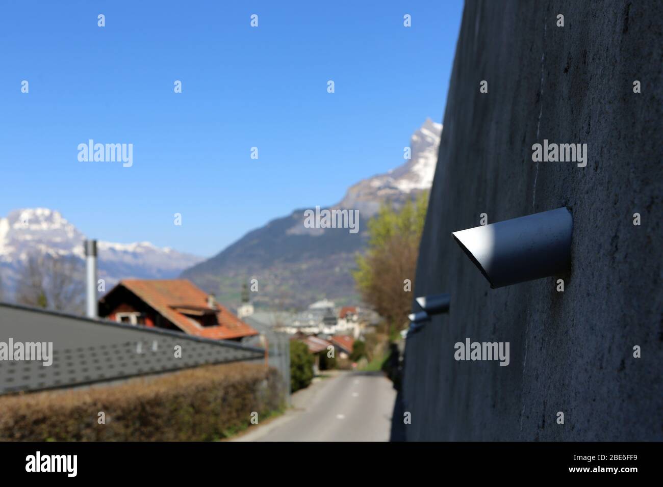 Tuyaux sur un mur permettant l'écoulement de l'eau sur la route. Saint-Gervais-les-bains. Haute-Savoie. France. Banque D'Images