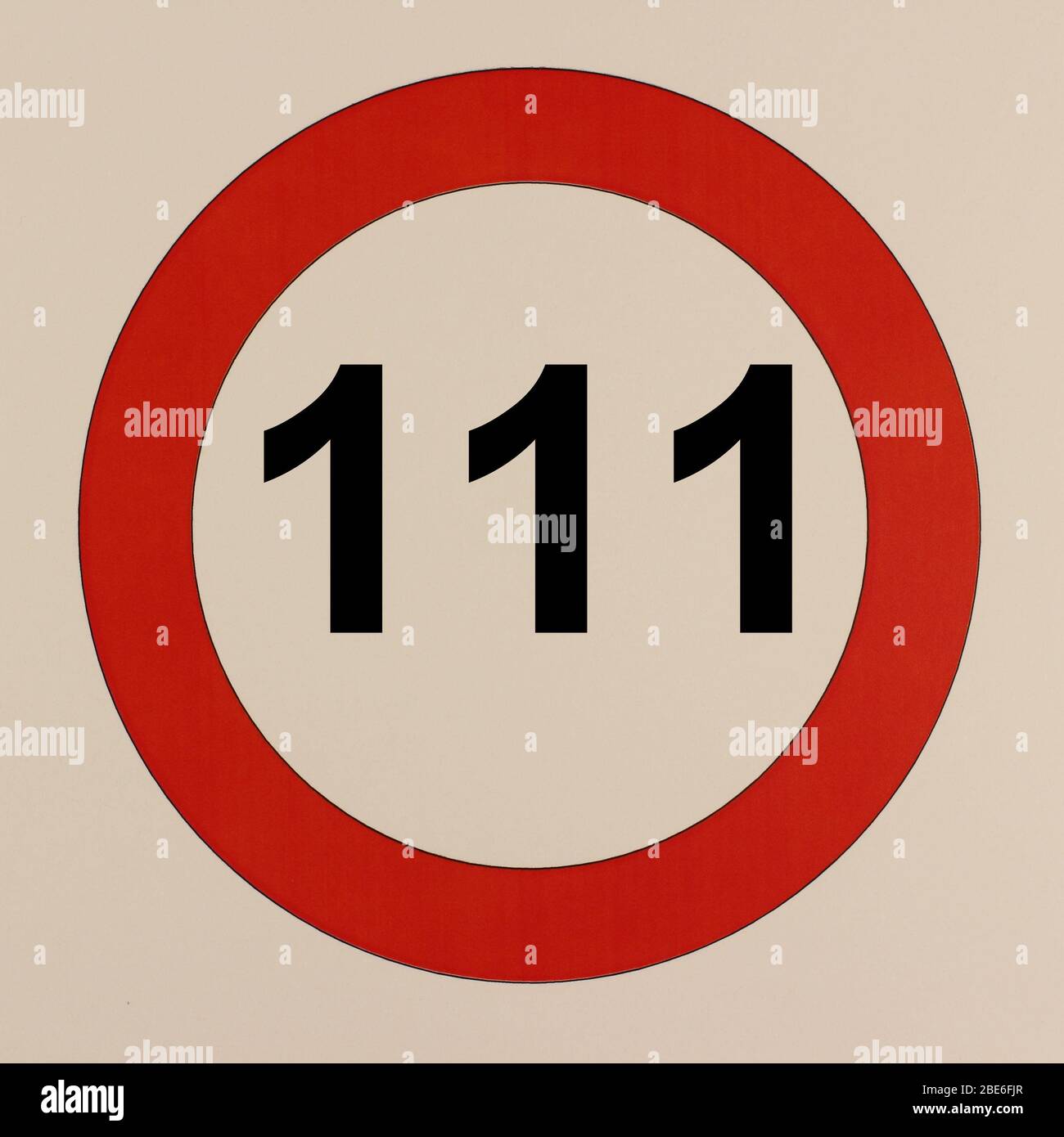 Illustration des Straßenverkehrszeichens 'maximum Geschwindigkeit 111 km pro Stunde' Banque D'Images