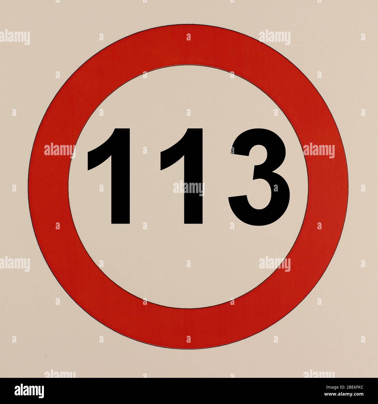 Illustration des Straßenverkehrszeichens 'maximum Geschwindigkeit 113 km pro Stunde' Banque D'Images