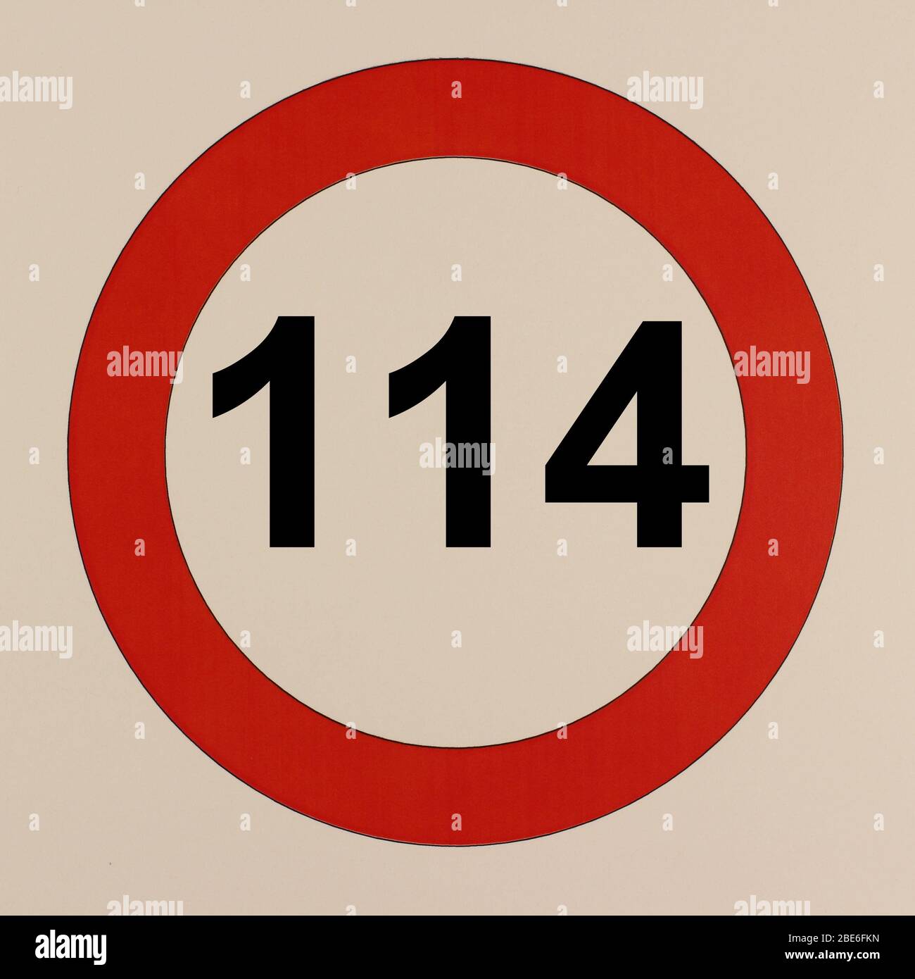 Illustration des Straßenverkehrszeichens 'maximum Geschwindigkeit 114 km pro Stunde' Banque D'Images