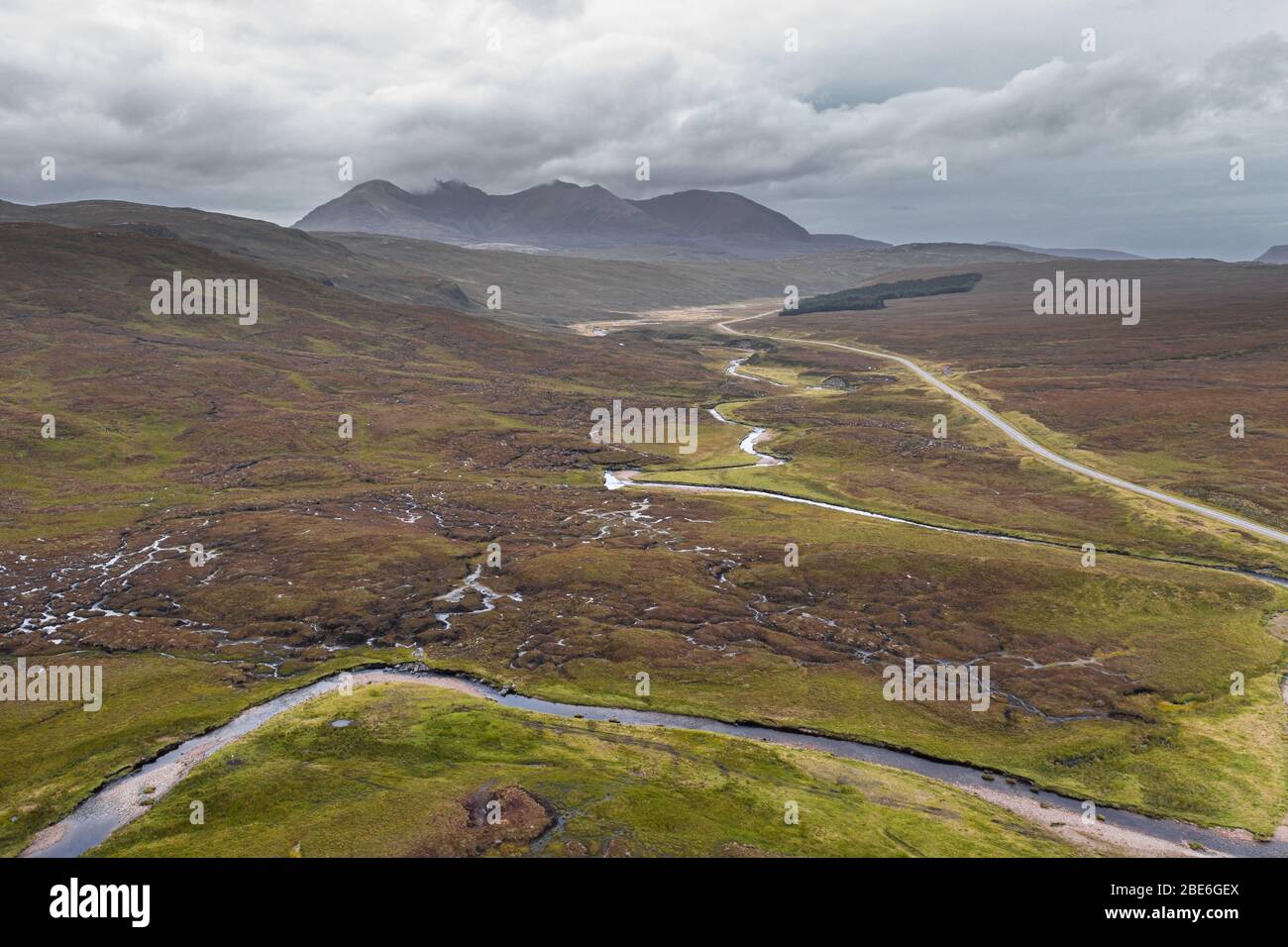 Vue aérienne sur la rivière Dundonnell le long de la route de la côte Nort 500 dans les Highlands du nord-ouest de l'Écosse Banque D'Images