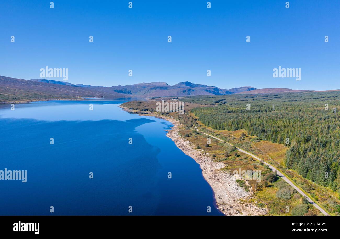 Prenez une photo de drone à haute altitude sur le Loch Shin le long de la route de l'A838 en direction de Ben Stack dans les North West Highlands of Scotland - NC500 route Banque D'Images