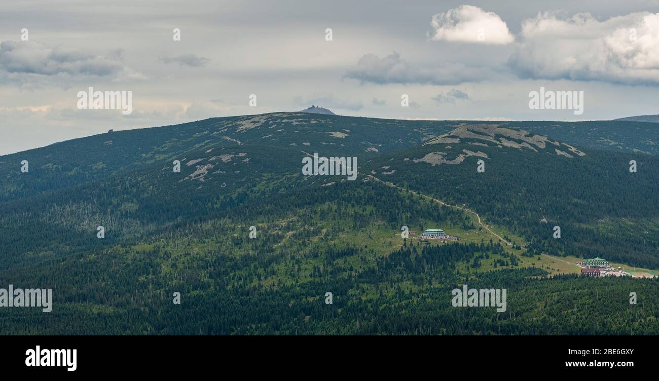Paysage des montagnes Krkonose avec Spindlerova bouda, Schronisko Odrodzenie et Snezka colline de Divci kameny sur les frontières tchèques - cirages Banque D'Images