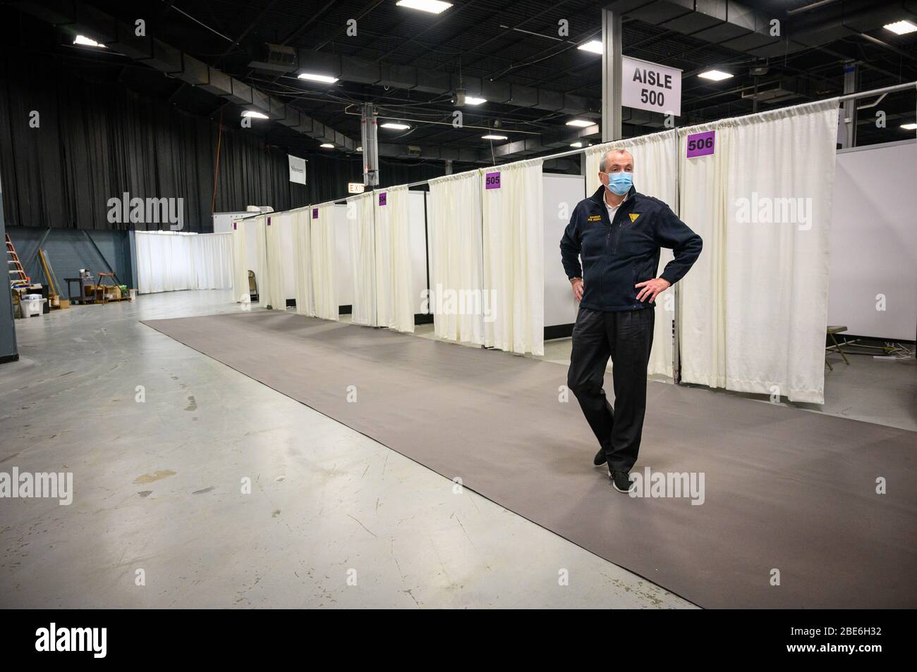 Gov du New Jersey. Phil Murphy fait une visite d'une station médicale de terrain pour traiter les patients COVID-19 au New Jersey Convention and exposition Center le 8 avril 2020 à Edison, New Jersey. Banque D'Images