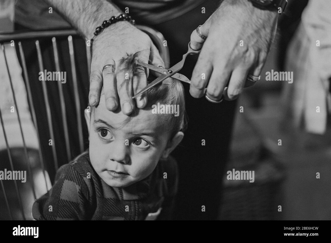 Premiere Coupe De Cheveux De Petit Garcon De Bebe A La Maison Par Les Parents Portrait Noir Et Blanc Effet De Filtre A Grain Retro Photo Stock Alamy Premiere Coupe De Cheveux De Petit Garcon De Bebe A La Maison Par Les Parents Portrait Noir Et Blanc Effet De Filtre A Grain Retro Photo Stock Alamy