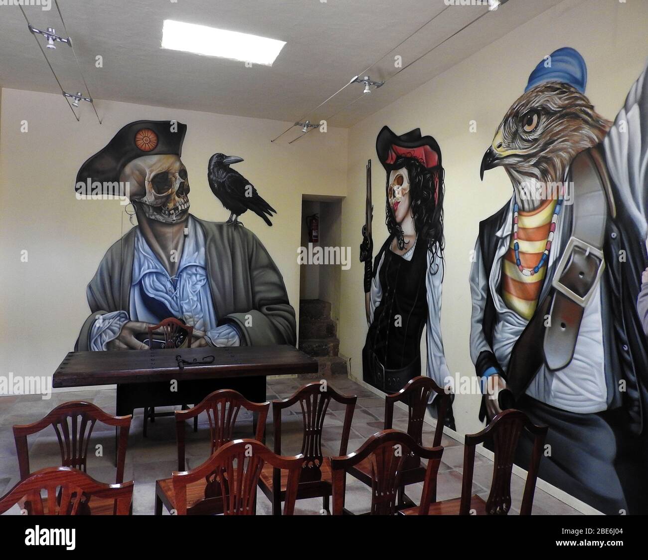 Pirate murale sur le mur de la salle de conférence du Castillo de Santa Barbara, (Château de Santa Barbara_, Montanas del fuego (montagnes du feu), Parc National de Timanfaya, Lanzarote, îles Canaries, Espagne. (Janvier 2020) Banque D'Images