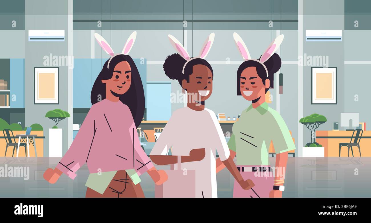 femmes portant des oursons mignons mélange race filles célébrer heureux vacances de pâques moderne bureau intérieur horizontal portrait illustration vectorielle Illustration de Vecteur