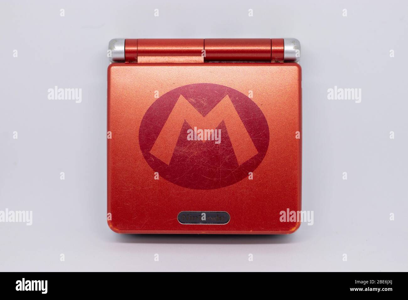 Game boy Advanced SP portable tenu console de jeu par Nintendo de 2003 en argent rouge Super Mario édition. Fermé vue de l'extérieur sur le backgro blanc Banque D'Images Game boy Advanced SP portable tenu console de jeu par Nintendo de 2003 en argent rouge Super Mario édition. Fermé vue de l'extérieur sur le backgro blanc Banque D'Images