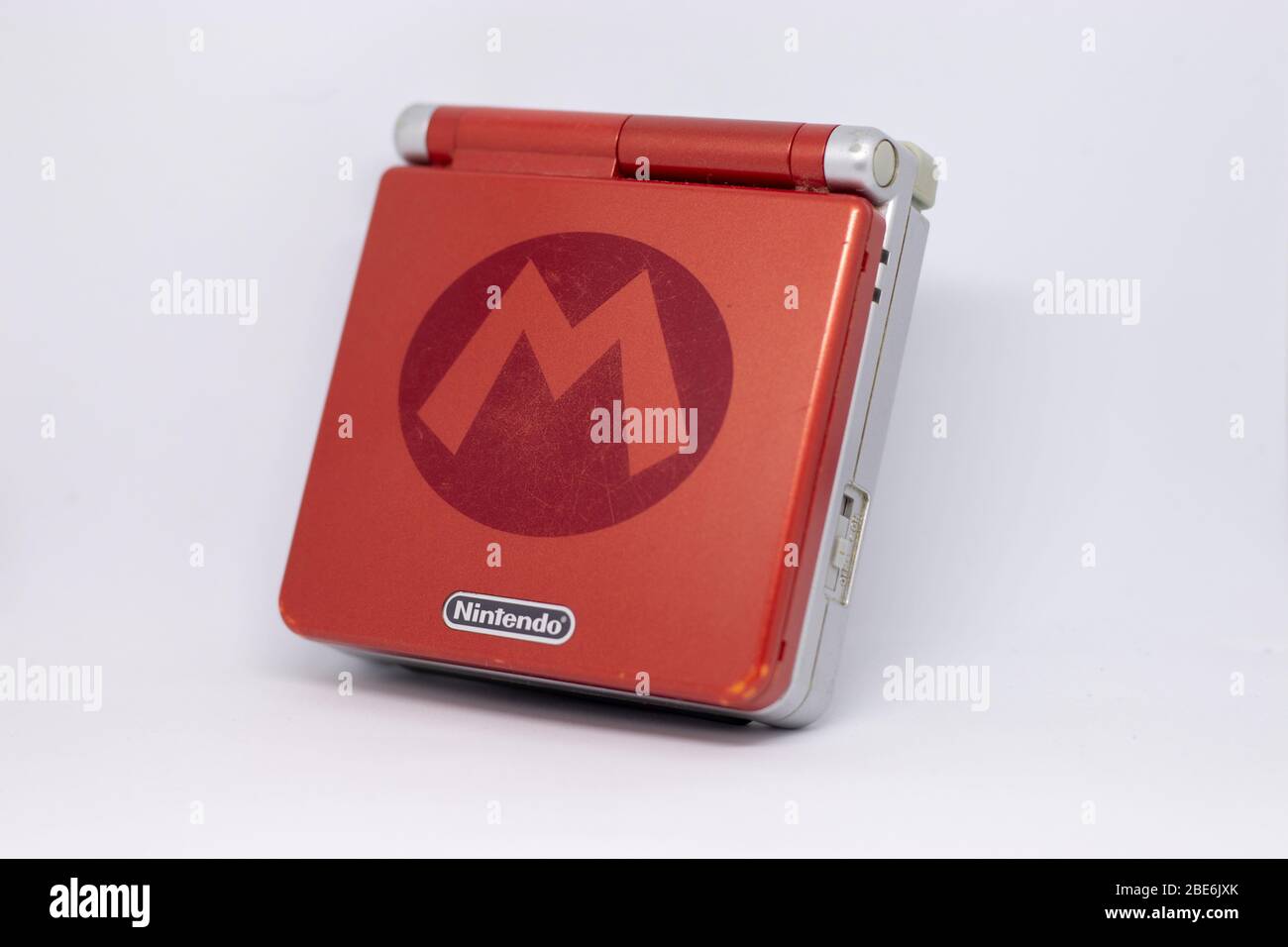 Game boy Advanced SP portable tenu console de jeu par Nintendo de 2003 en argent rouge Super Mario édition. Fermé vue de l'extérieur sur le backgro blanc Banque D'Images Game boy Advanced SP portable tenu console de jeu par Nintendo de 2003 en argent rouge Super Mario édition. Fermé vue de l'extérieur sur le backgro blanc Banque D'Images