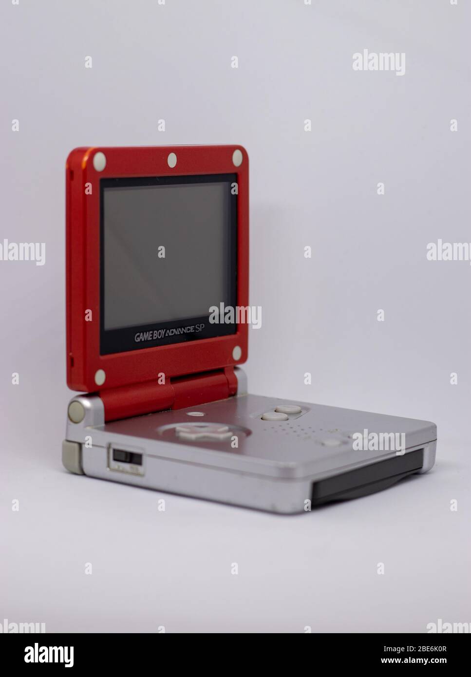 Game boy Advanced SP portable tenu console de jeu par Nintendo de 2003 en argent rouge Super Mario édition. Ouvert, éteint avec le jeu inséré sur blanc Banque D'Images Game boy Advanced SP portable tenu console de jeu par Nintendo de 2003 en argent rouge Super Mario édition. Ouvert, éteint avec le jeu inséré sur blanc Banque D'Images