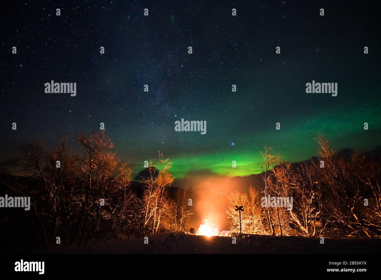 Feux du Nord et feu de camp, Finlande. Banque D'Images