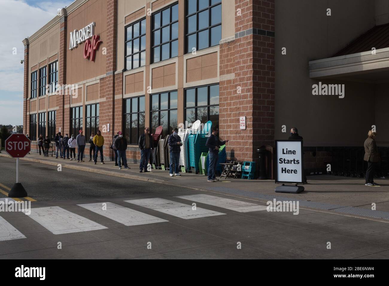 Covid-19, longue lignée de personnes forcées d'attendre pour entrer dans le magasin de nourriture dans la banlieue de Philadelphie, PA, 11 avril 2020 Banque D'Images