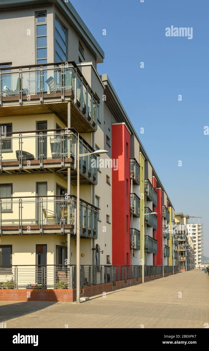 SWANSEA, PAYS DE GALLES - JUILLET 2018 : bloc d'appartements près de la marina de Swansea Banque D'Images