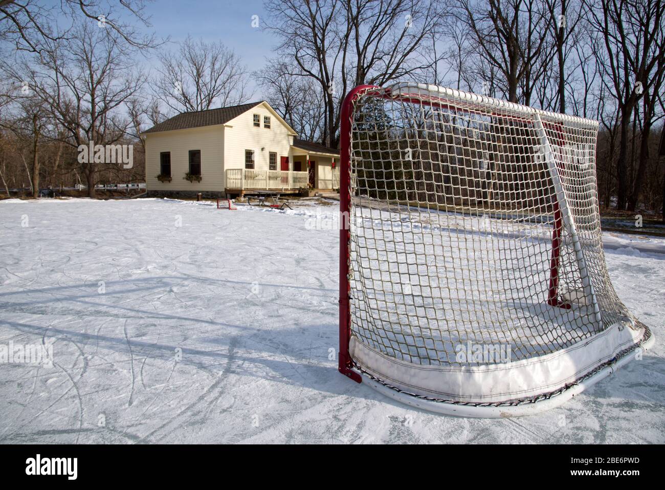 Patinoire de hockey sur glace dans le parc en hiver Banque D'Images