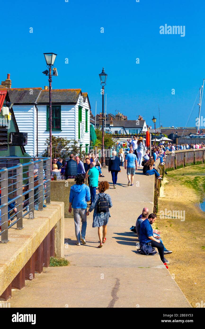 En été, les gens marchant le long de la promenade côtière en bord de mer à Leigh-on-Sea, près de Southend on Sea, Essex, Royaume-Uni Banque D'Images