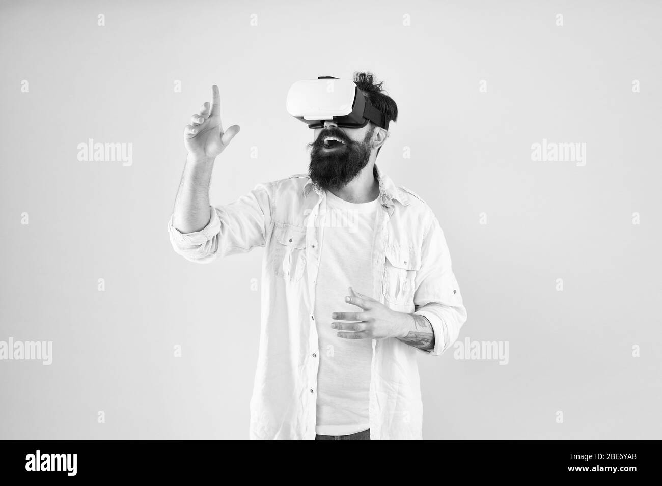 Grande sélection d'applications compatibles. Vr concept. Acheter Appareil vr. L'eye tracking. Test de logiciels. Homme barbu fond jaune lunettes vr. Avenir numérique et l'innovation. Le développement de technologies. Banque D'Images