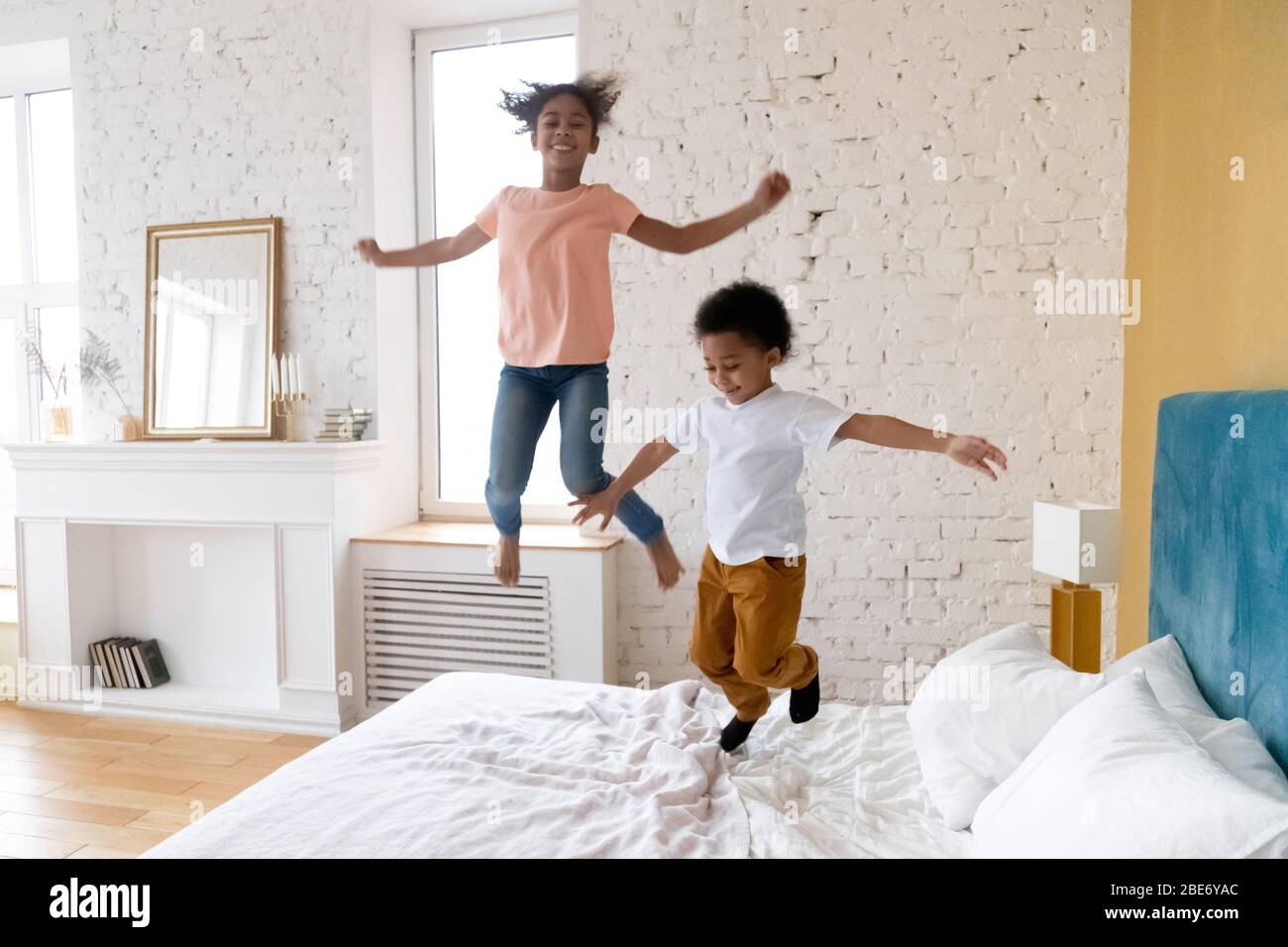 Les enfants africains heureux sautant à la chambre. Banque D'Images