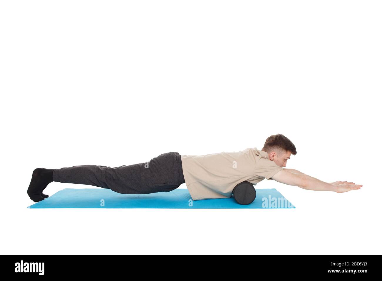 Un homme de handsome montre des exercices utilisant un rouleau en mousse pour un massage de libération myofasciale des points de déclenchement. Massage du muscle pectoral. Isolé sur blanc Banque D'Images