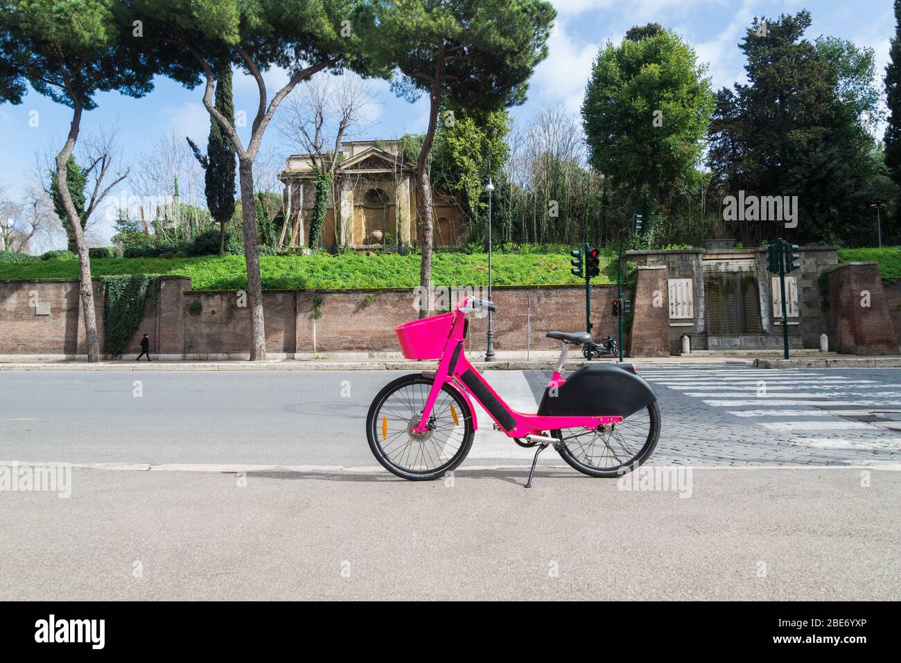Vélo électrique stationné sur l'avenue de Rome, pas de personnes Banque D'Images