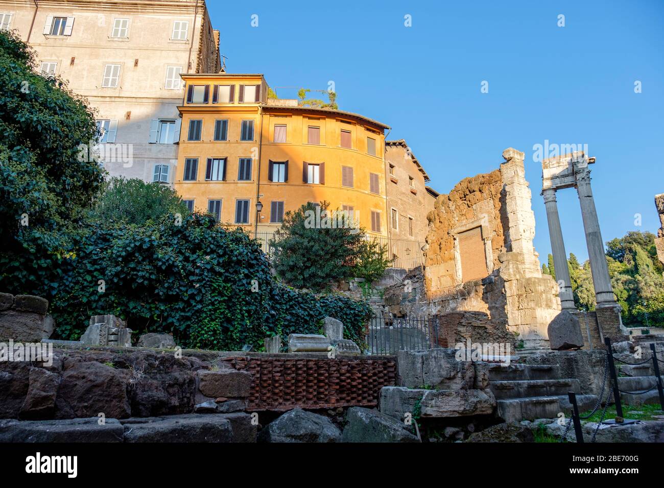 Bâtiments de la Rome antique, via del Foro Piscario menant au Temple d'Apollon Socianus, Rome, Italie. Banque D'Images