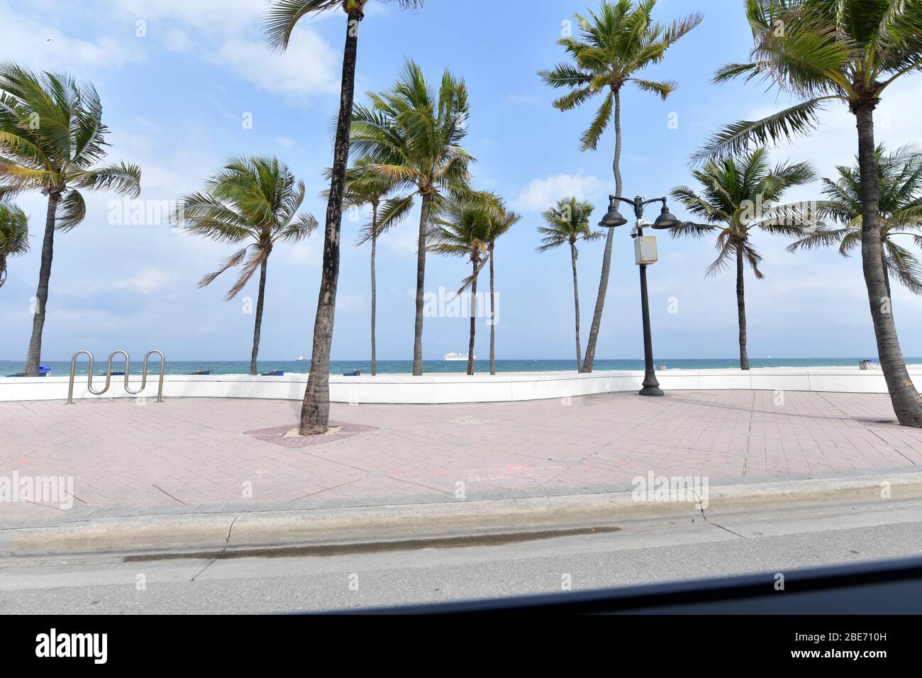 FORT LAUDERDALE, FLORIDE - 12 AVRIL : Parcs et plages fermés à Pâques en raison des règles de distanciation sociale appliquées pour lutter contre la propagation du coronavirus de nombreux services de Pâques dans le pays ont dû trouver une nouvelle façon de célébrer Pâques le 12 avril 2020 à fort Lauderdale, en Floride personnes: Crédit d'ambiance: Groupe médias tempêtes/Alay Live News Banque D'Images