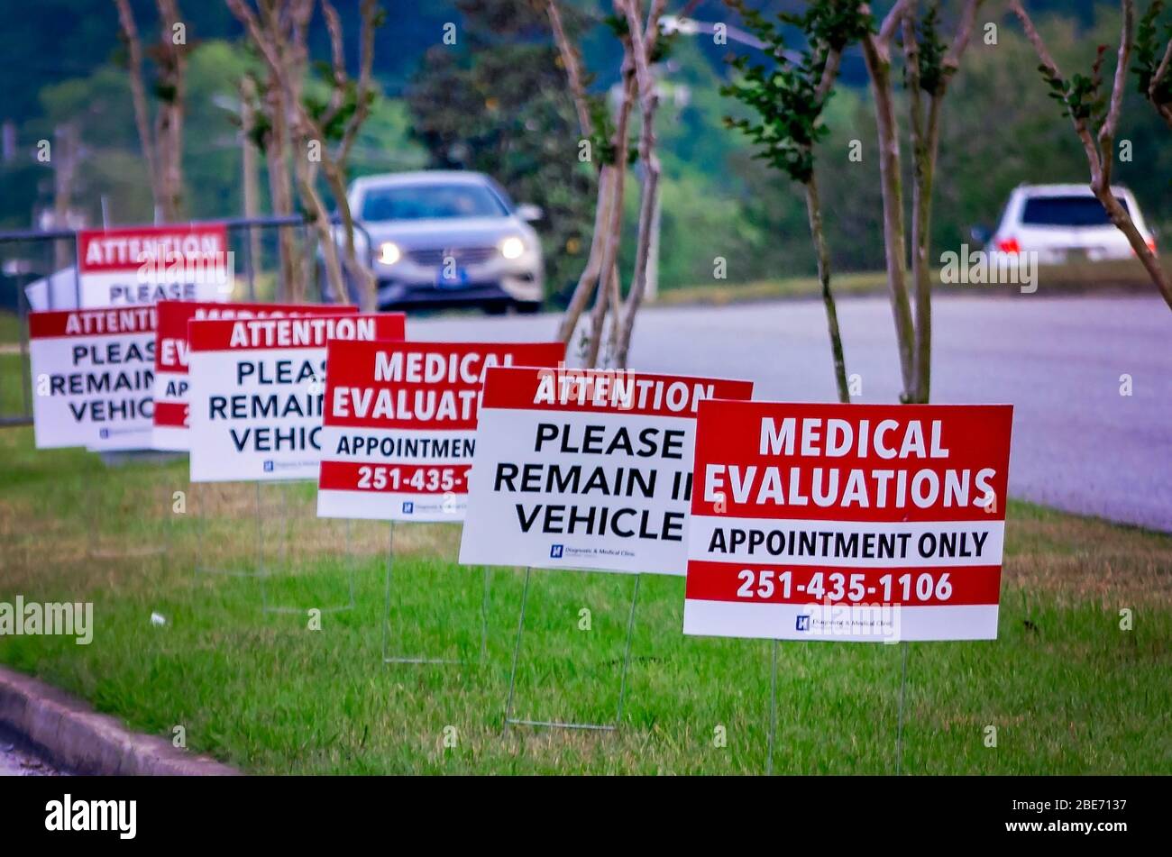 Les enseignes guident les patients potentiels de COVID-19 par le biais d'un site local d'évaluation médicale à Mobile, en Alabama. Banque D'Images