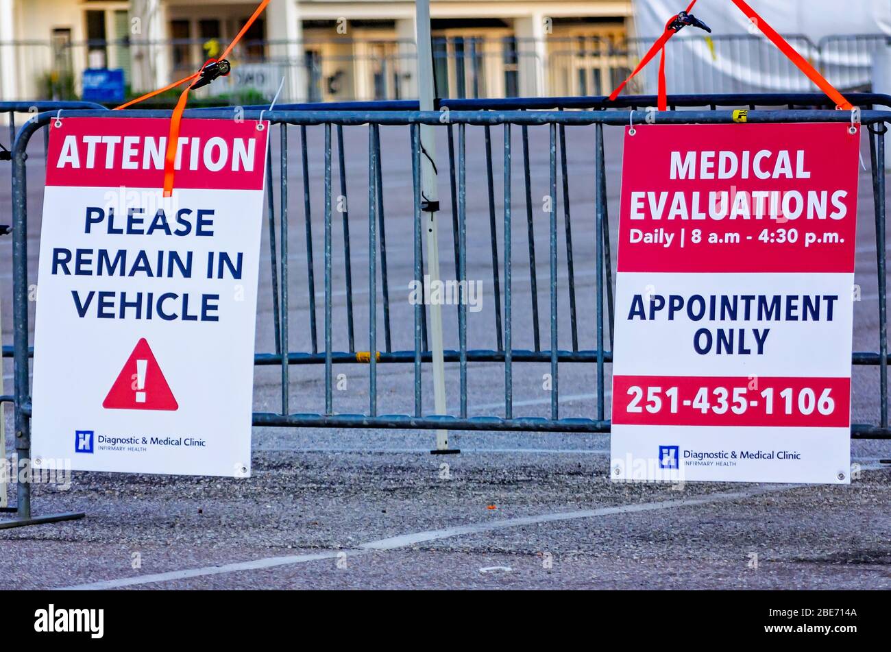 Des panneaux et des barrières guident les patients potentiels de COVID-19 par le biais d'un site local d'évaluation médicale à Mobile, en Alabama. Banque D'Images