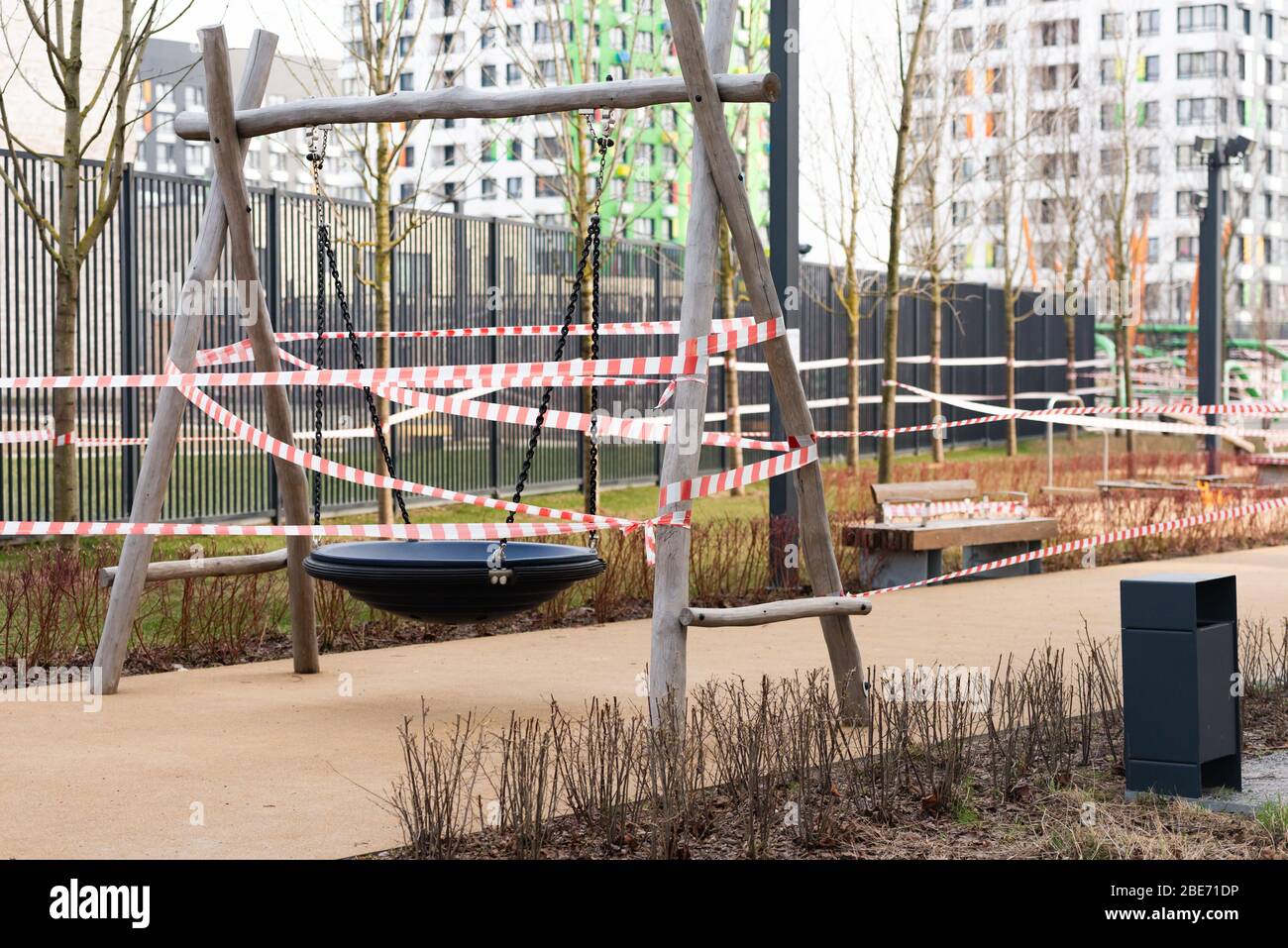 Aires de jeux en quarantaine. La clôture autour des terrains de jeux. La quarantaine est partout à Moscou. Banque D'Images