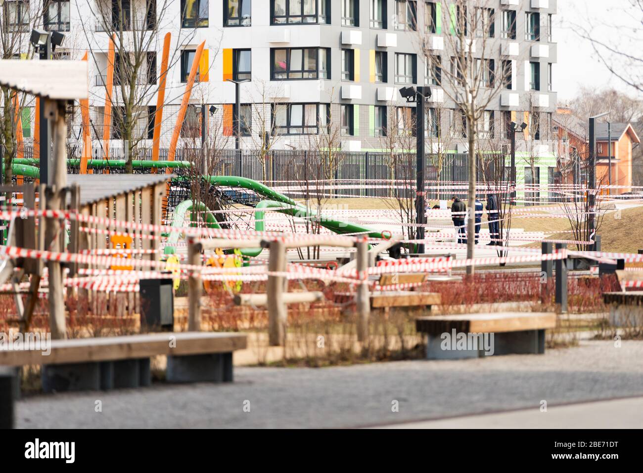 Aires de jeux en quarantaine. La clôture autour des terrains de jeux. La quarantaine est partout à Moscou. Banque D'Images