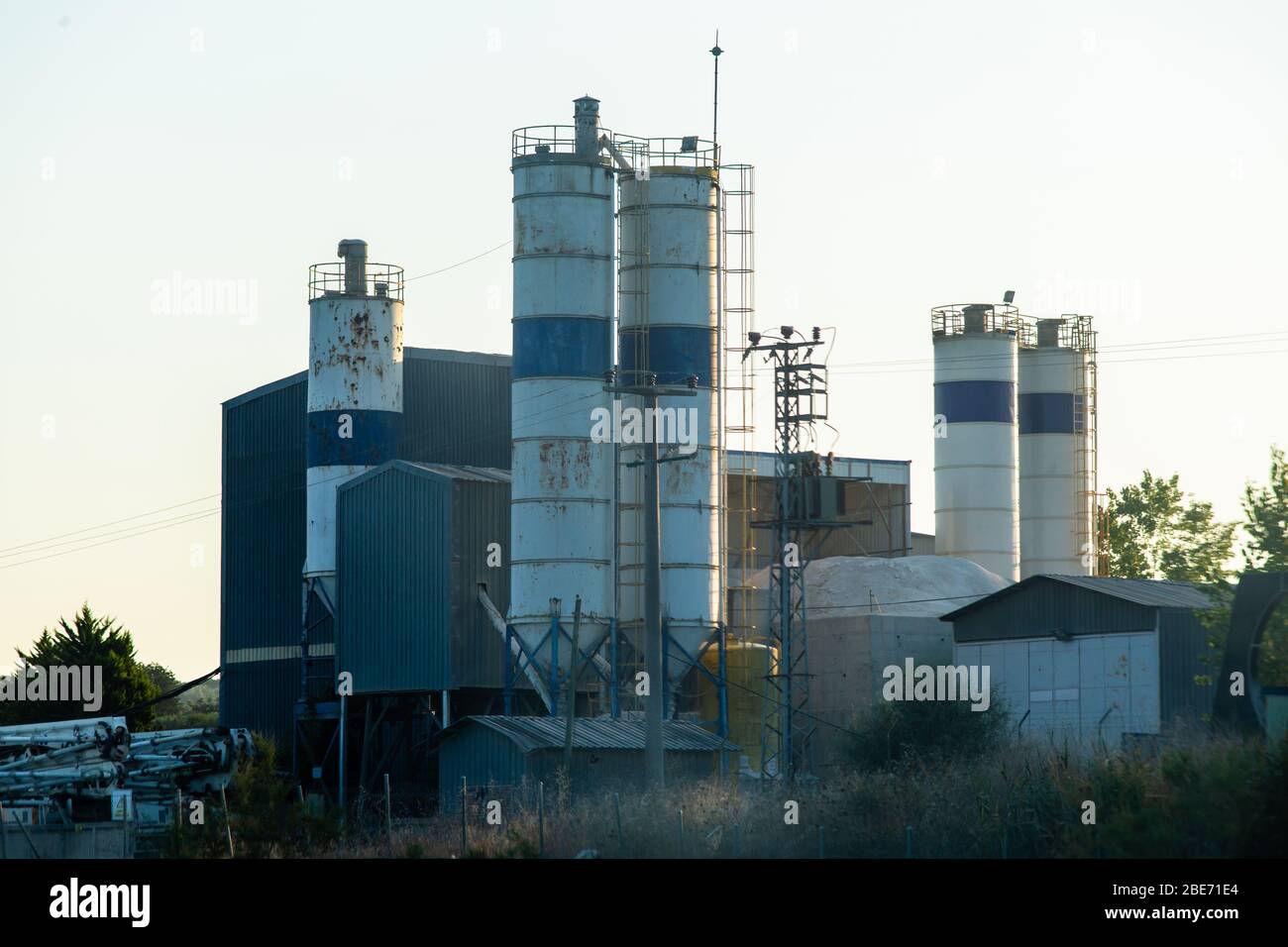 Une usine de produits chimiques en béton et des réservoirs de matières premières Banque D'Images