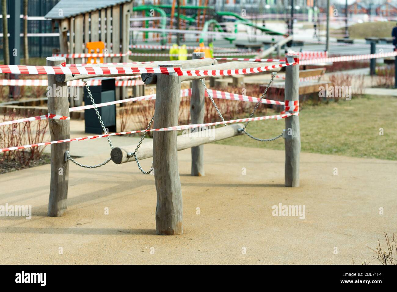 Aires de jeux en quarantaine. La clôture autour des terrains de jeux. La quarantaine est partout à Moscou. Banque D'Images