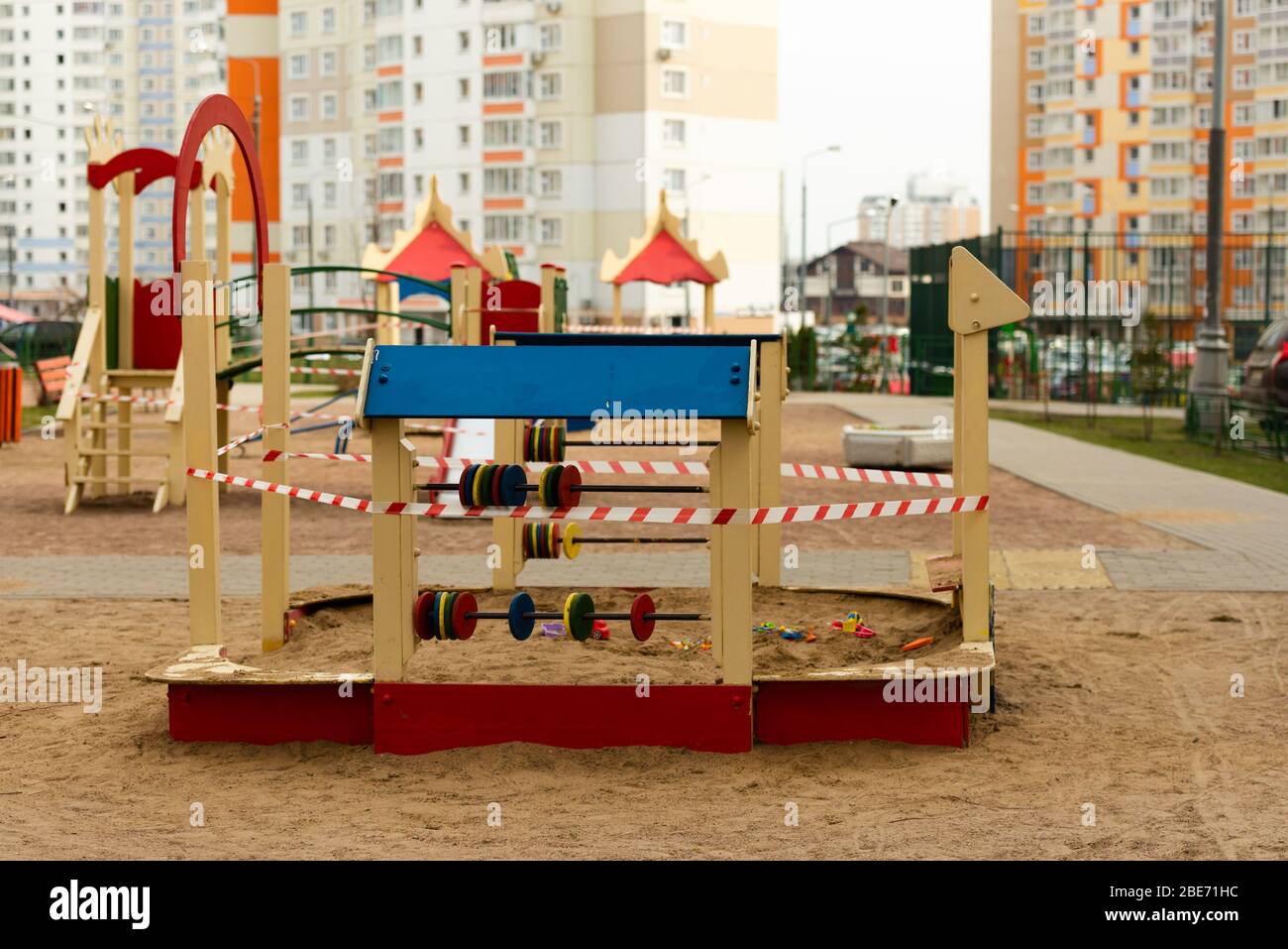 Aires de jeux en quarantaine. La clôture autour des terrains de jeux. La quarantaine est partout à Moscou. Banque D'Images
